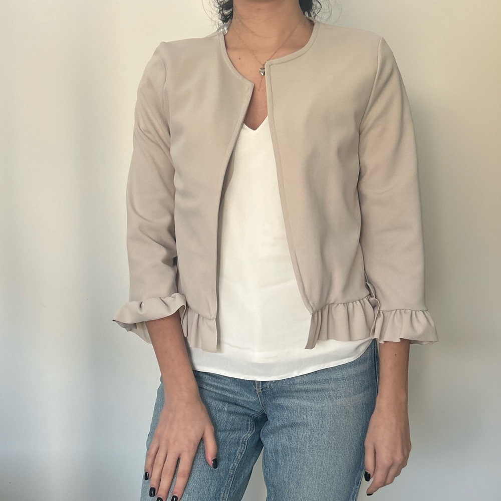 Beige Ruffle Blazer Jacket / Size 2 US - Picture 3 of 6